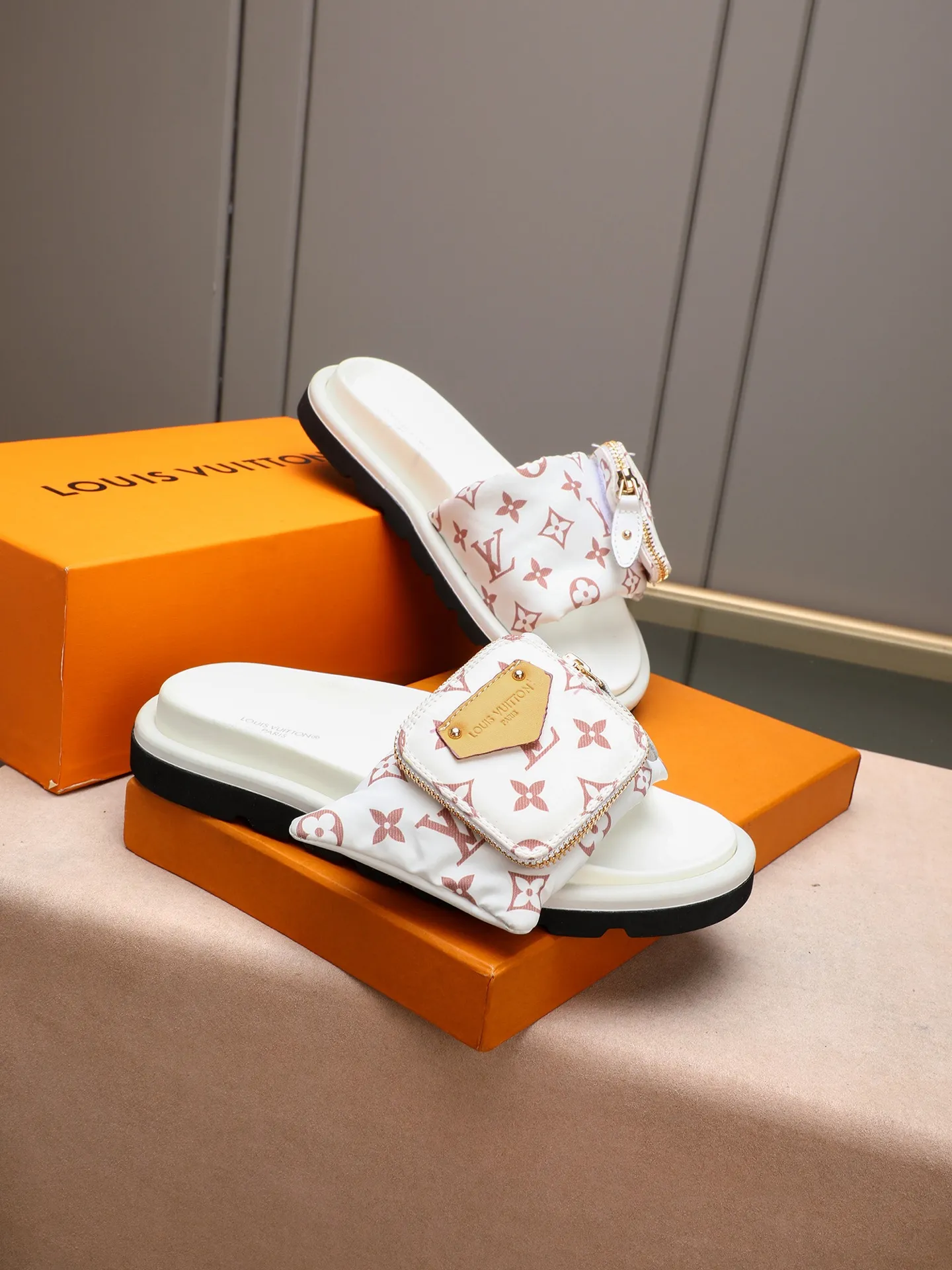 PP400 couple model with drawer box [LOUIS VUITTON] Louis Vuitton, the latest LV official website printed wallet and men's and women's slippers🔥🔥🔥 are now on the market. The drawer box is packed with cloth bags and cards. The upper pattern looks very soft and waxy, and it is a super versatile leg slimming tool. Fabric: Imported denim/down silk cotton embossed, official website pattern printing, lining: water-dyed sheepskin down filling, comfortable to wear, feet: high elastic PU water table. Sole: foam sole, heel height: about 5cm. Size 35-46, 35, 45 and 46 are custom-made and cannot be returned or exchanged. Color: multiple colors available.